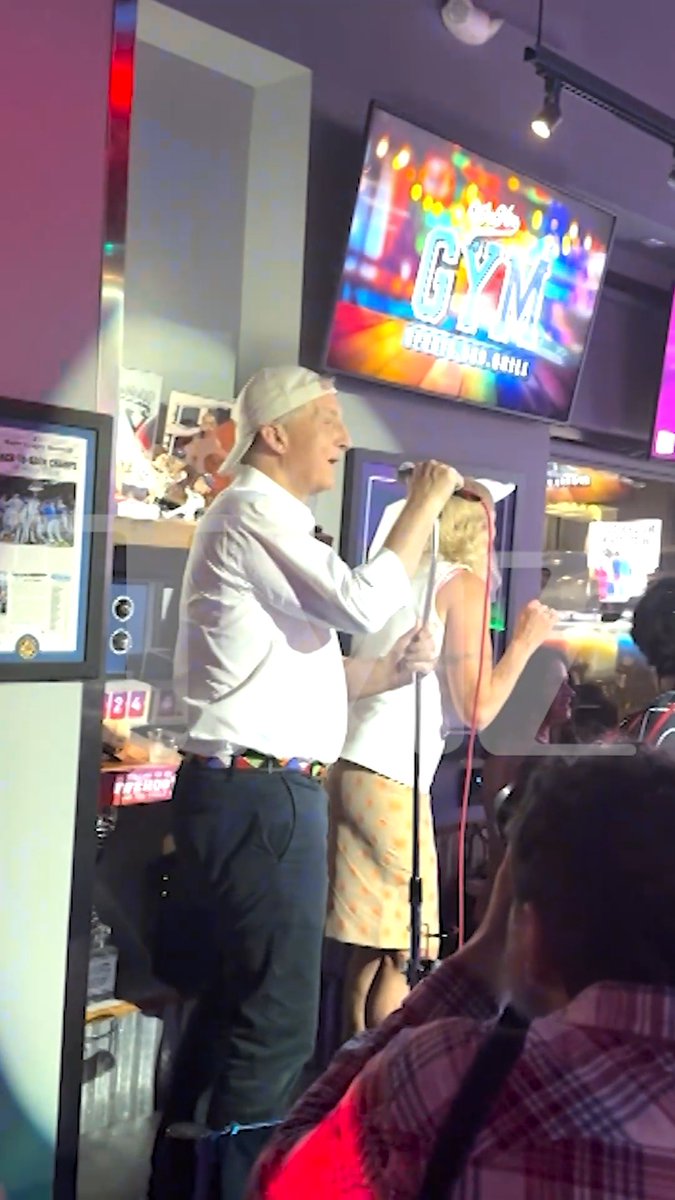 Tom Steyer sings karaoke with drag queens night before California primary! 🎤
