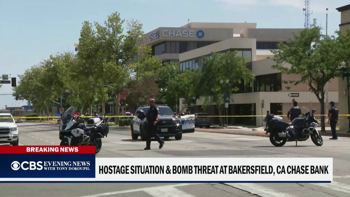 BREAKING: A man with a bomb allegedly strapped to his chest has taken at least one hostage inside a Chase Bank in Bakersfield, California, prompting lockdowns nearby. Police say they are actively negotiating.