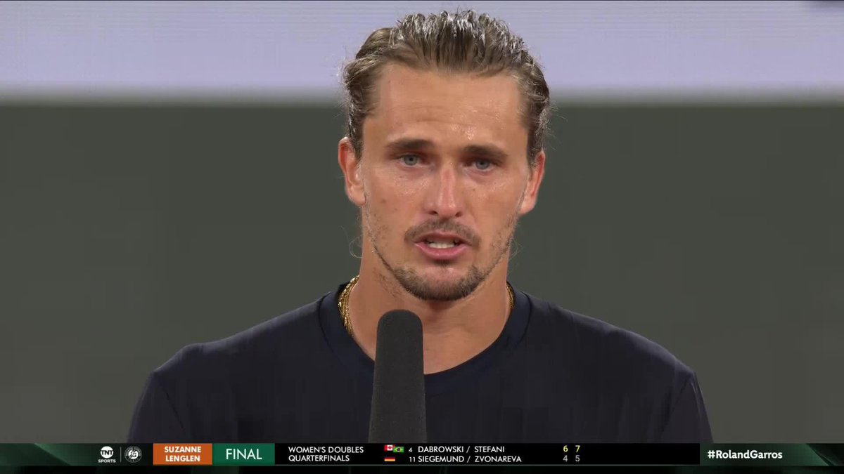 — "¿Estás orgulloso por llegar a tu quinta semifinal en Roland Garros?" — Zverev: "La verdad es que no... no me importa mucho. Quiero ganar los partidos que tengo por delante. Ese es mi objetivo"
