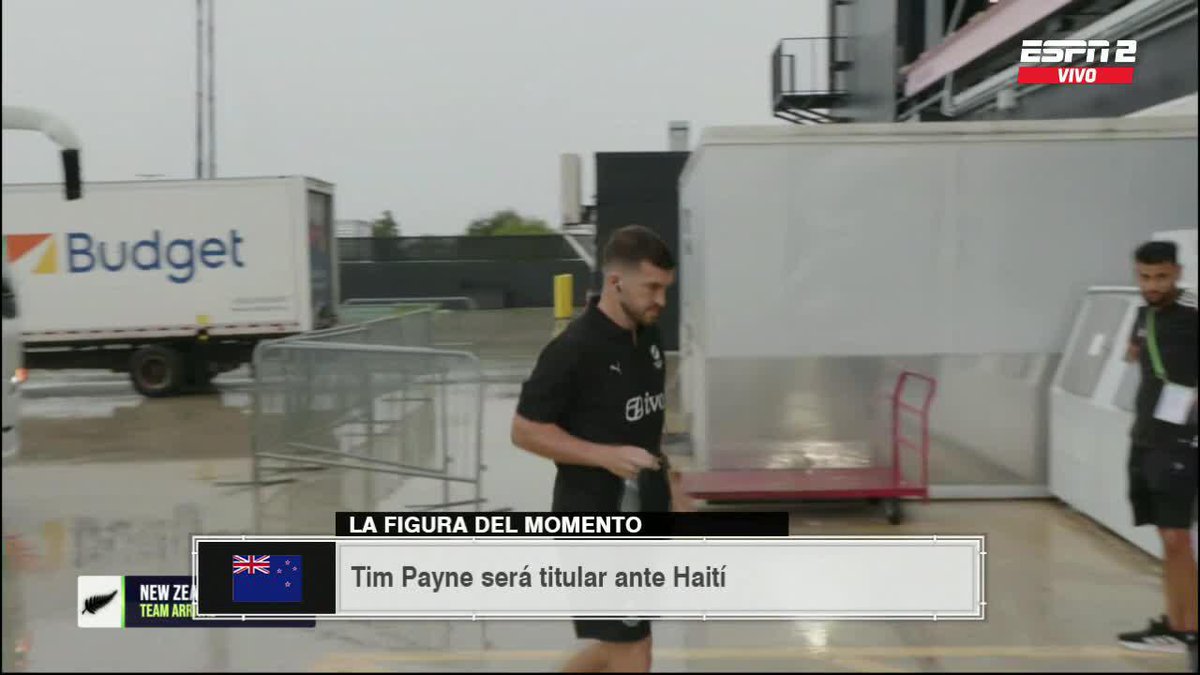 DEJEN TODO, AMIGOS: ¡JUEGA TIM PAYNE! Así llegaba el jugador viral del momento al estadio para afrontar el amistoso entre Nueva Zelanda y Haití. 📺 #DisneyPlus Plan Premium