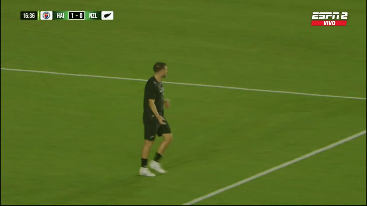 ¡ATENCIÓN AL PIQUE EN PROFUNDIDAD! Tim Payne buscó el empate vs. Haití a toda velocidad, anticipó al arquero y... ¿era penal para Nueva Zelanda? 📺 #DisneyPlus Plan Premium