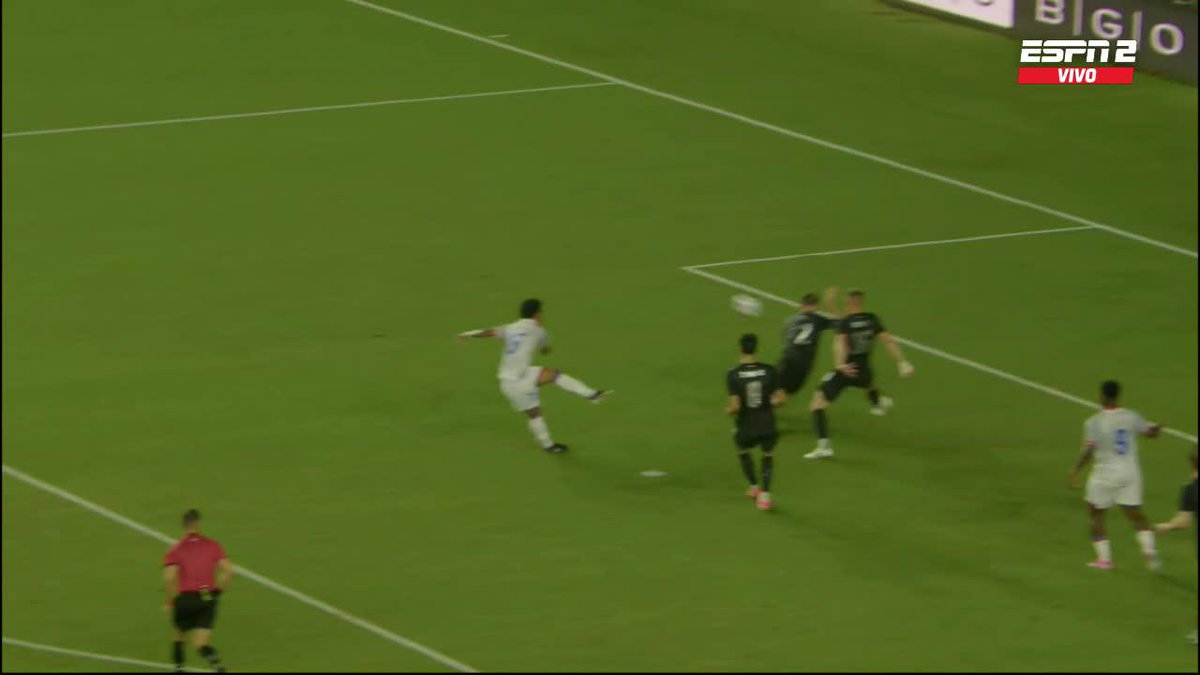 ¡TIM PAYNE EVITÓ EL SEGUNDO DE HAITÍ! Milagrosa salvada del defensor para salvar a Nueva Zelanda del 2-0 del combinado haitiano. 📺 #DisneyPlus Plan Premium