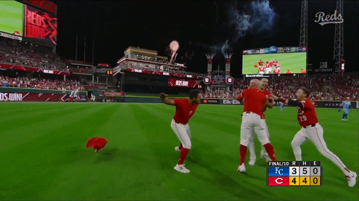 THE REDS RALLY AND WALK IT OFF IN THE 10TH!!! #ATOBTTR