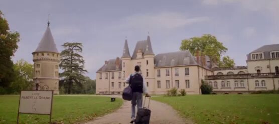 🚨"Chez les catholiques c'est génial, mais je te préviens, il y a des pièges" : "Tombé du ciel" le film qui ridiculise les chrétiens ➡️Tourné en partie au Cénacle de Tigery appartenant à la communauté du Chemin Neuf , Tombé du ciel repose sur une mécanique comique où les catholiques apparaissent comme les habitants d'un monde étrange, déconnecté du réel, tandis qu'un jeune musulman venu de banlieue devient celui qui apporte l'ouverture, la normalité extrait Bande Annonce "Tombé du ciel"