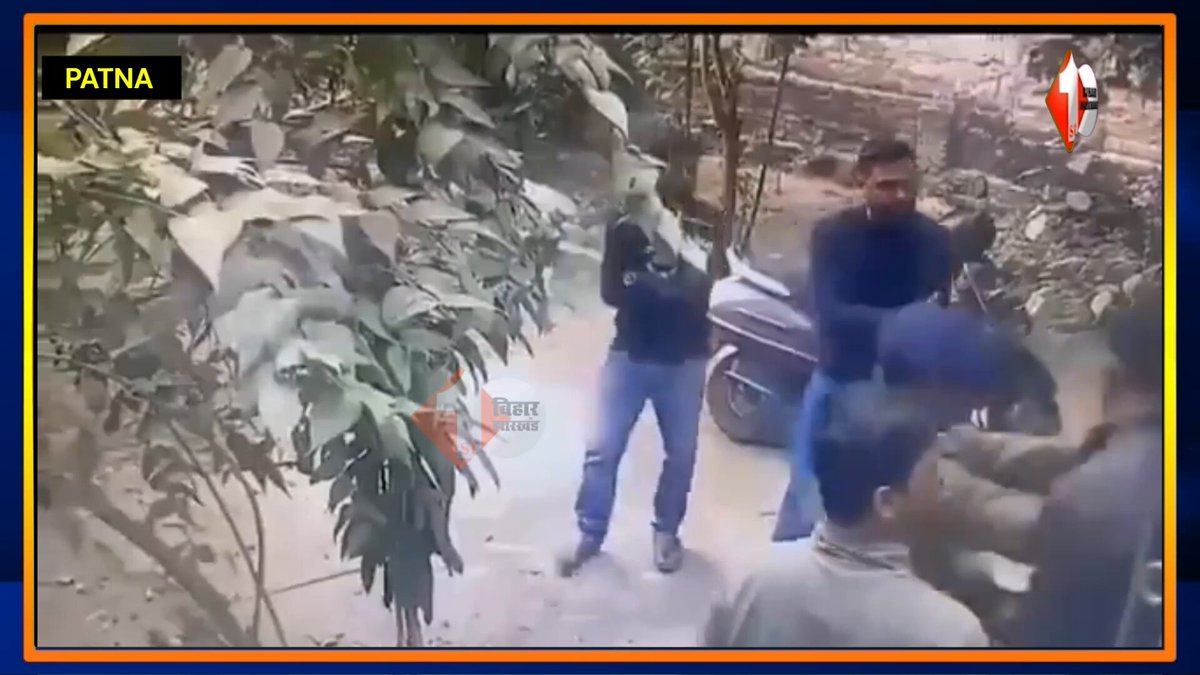 पटना: खान सर के कोचिंग संस्थान के बाहर हुए हंगामे और मारपीट मामले में पुलिस ने बड़ी कार्रवाई करते हुए ज्ञान बिंदु कोचिंग के डायरेक्टर रोशन आनंद समेत उनके दो सहयोगियों अभिषेक और गौरव को गिरफ्तार कर लिया है। पुलिस तीनों से पूछताछ कर रही है और मामले की जांच जारी है। #Patna #KhanSir #CoachingDispute #PoliceAction #BiharNews #BreakingNews