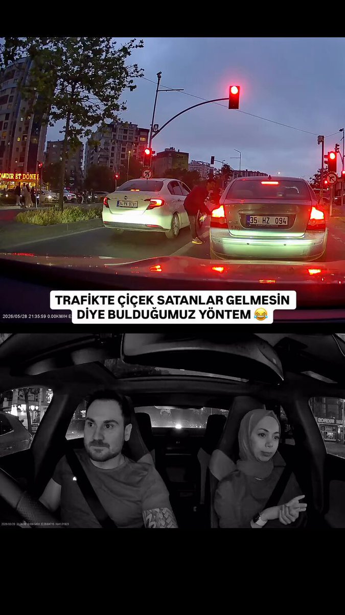 Trafikte beklerken çiçek satıcısı yanlarına gelmesin diye arabanın içerisinde kavga ediyormuş numarası yapan çift.