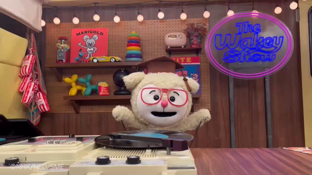 ほほーい！！ポピンです🎓✨ みんなぁぁ！！ 今日はあたしの推し、 “ウェルカム浩平”の登場に びっくりしたんじゃない！？ みんなに笑顔を届ける ポジティブアイドルなの🛼🎤💫 歌もいつか聞いてほしいなぁ🤍🤍🤍 あたしにとって推しの存在って 本当に尊いものなの！！ 推しの笑顔であたしも笑顔！！ 推しの幸せがあたしの幸せ！！ みんなもこれを機に 一緒に“ウェルカム浩平”推してみない🫧？ いただきーーーウェルカーーーム！！ #TheWakeyShow #ウェイキー #ポピン #ウェルカム浩平