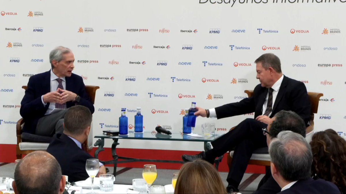 ➡️ "¿Cuándo debería Sánchez convocar elecciones?" 🟥 Page: "Hace un año" ➡️ "Como no las convocó, ¿cuándo?" 🟥 Page: "Ya vamos tarde. Es evidente que no se puede gobernar. El poder lo tiene Puigdemont"