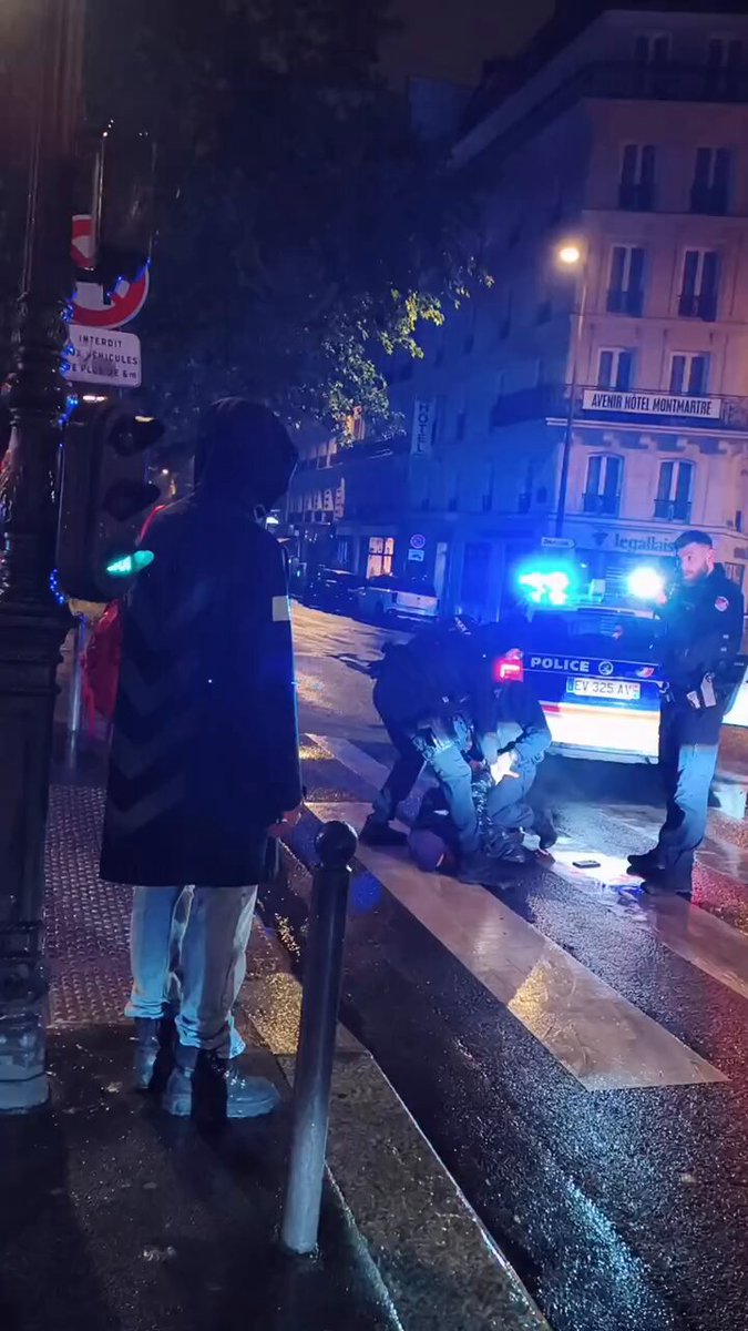 Honteux et ridicule à Paris : 5 mai 2026: la police confond un simple ballon à l'hélium avec de la drogue, panique, et finit par plaquer au sol et enfermer une cinéaste et ses amis (3 racisés sur 4). Le niveau est catastrophique, le profilage bien réel. Soutien total à elle ! ✊