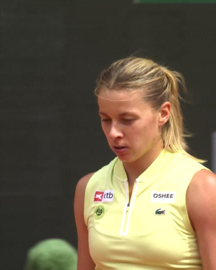 Nerves of steel ⚡ Maja Chwalinska holds strong to claim the first set over Kalinskaya 7-6(3). #RolandGarros