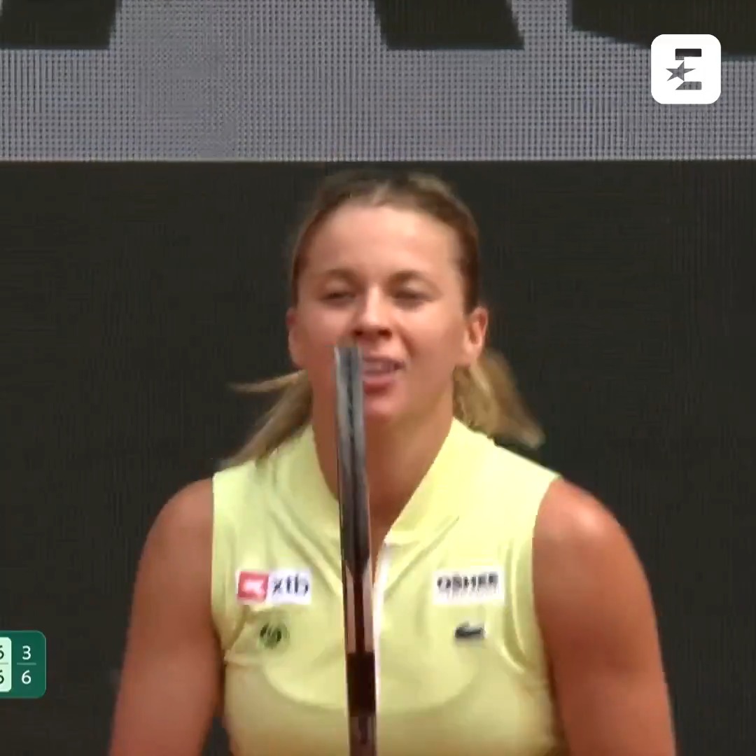 𝐌𝐀𝐉𝐀 𝐖𝐘𝐑𝐖𝐀Ł𝐀 𝐓𝐄𝐆𝐎 𝐒𝐄𝐓𝐀‼️ Polka prowadziła już 5:1, ale Anna Kalinska zaczęła się rozpędzać i pierwsza partia rozstrzygała się w tie-breaku 😮 𝐔𝐅𝐅𝐅𝐅... #RolandGarros