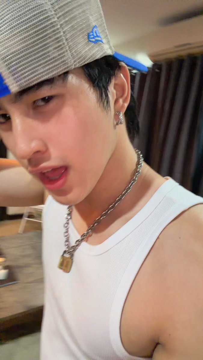 AYOKONG MAGING KAIBIGAN LANG! 👉🏻👈🏻 #KAMAO star Anton Vinzon has fans feeling all kinds of kilig after dropping a fresh TikTok update! 😩💙 📸: Anton Vinzon | TikTok