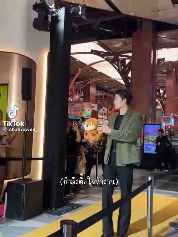 ชอบมาก โมเม้นยอมทิ้งการทิ้งงานเพื่อเดินไปยิ้มหวานโบกมือให้เธอขา55555