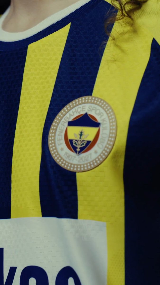 Bu forma, unutulmayan zaferlerden, gelip geçmeyenlerden, modadan, yağmurluktan, vazgeçilmez bir tutkudan, Fenerbahçe ruhundan yapıldı. Yeni sezon adidas x Fenerbahçe forması, Fenerbahçe'nin 120 yılından yapıldı. #BuFormaFenerbahçedenYapıldı