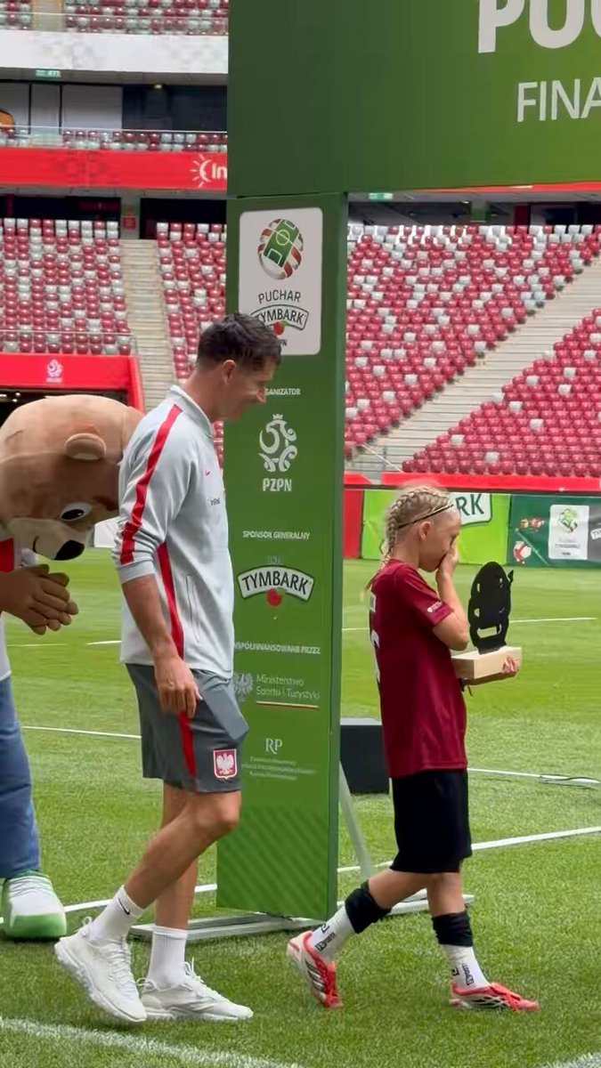 Wzruszający, piękny, budujący obrazek! Robert Lewandowski, Tomasz Kędziora, Karol Czubak i Jan Urban wręczali dziś nagrody dla najlepszych podczas Pucharu Tymbark 🥹