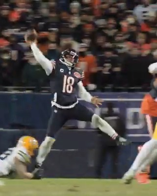 Still can't believe Caleb Williams hit this pose mid-throw 🥶 Chicago Bears