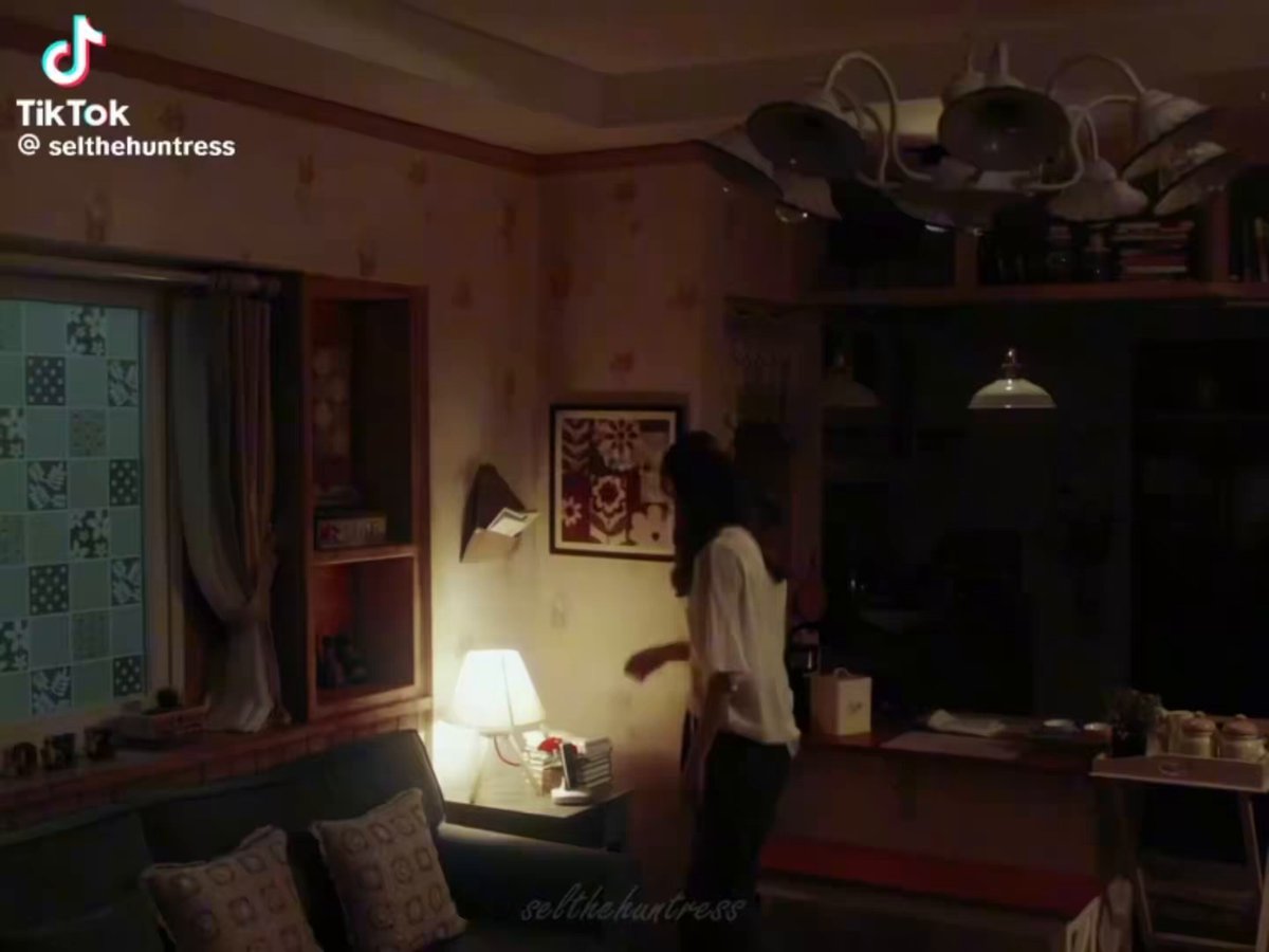ถ้าฝั่งเกาก็ W two worlds พล็อตแปลกใหม่ • พอ.เป็นตัวละครในการ์ตูนที่พ่อของนอ. เป็นคนแต่งขึ้นละดันมีตัวตนจริงๆ • แล้วทีนี้อยู่ๆ นอ.ก็หลุดเข้าไปในโลกการ์ตูน แล้วก็เจอกับพระเอกที่กำลังโดนตามฆ่า • นอ.ก็สลับกลับไปมาระหว่างโลกความจริงกับโลกการ์ตูนเพื่อช่วยพอ. ตอนจบแฮปปี้🤗 สนุกมากกกกก น่ารัก ตลก เศร้า ครบจบ ชอบฮันฮโยจูมากกๆๆ อีจงซอกก็ดีย์ 🫠