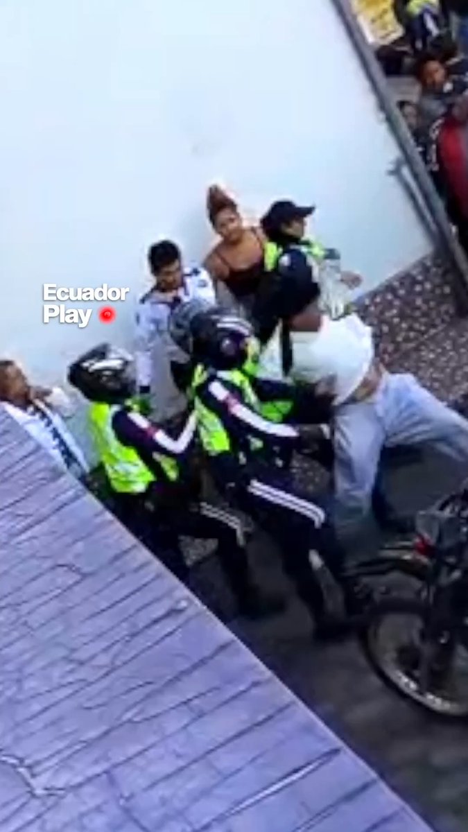 🔥 Se dio a la fuga pero lo agarraron.... En #Tumbaco, Pichincha, agentes de tránsito persiguieron a un ciudadano que chocó contra un SPARK y se dio a la fuga.