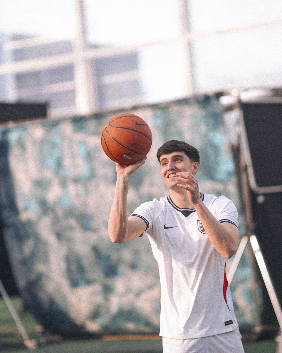 Tino Livramento's ready for the NBA Finals 🏀 Tino went up against Dean Henderson and Cole Palmer in the Extra Gum UK Edge Challenge back in March!