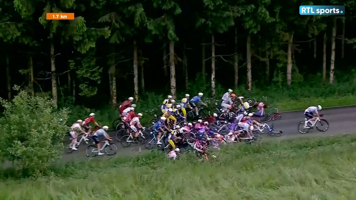 Laurence Pithie (Red Bull Bora Hansgrohe) won stage 3 of Tour de Wallonie in Vaux-sur-Sûre against Heiduk who is the new race leader. 👍🇳🇿 I hope all the riders who crashed in the last 2 km are ok and didn't break anything. #TourdeWallonie