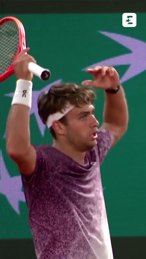 TUTTA LA GARRA DI FLAVIO 🫀🫡 Scambio di coraggio e pazienza per Cobolli che rimanda al mittente tutti i tentativi di Auger-Aliassime e alla fine chiude il punto! Anche il terzo set è suooo 🤞 #RolandGarros #Cobolli
