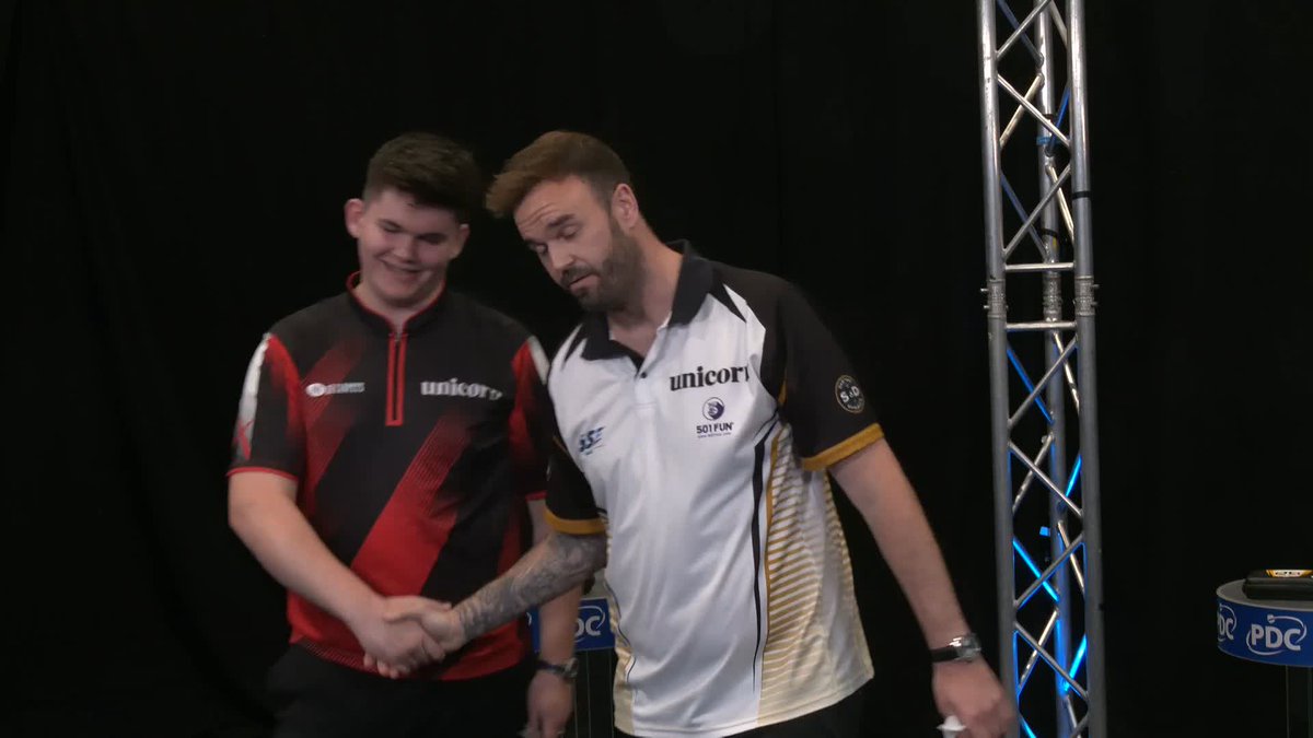 SMITH STEALS IT! That is agonising for Henry Coates! The 19-year-old wires three match darts in a dramatic decider, as Ross Smith escapes to set up a showdown against William O'Connor! 📺 #PC20