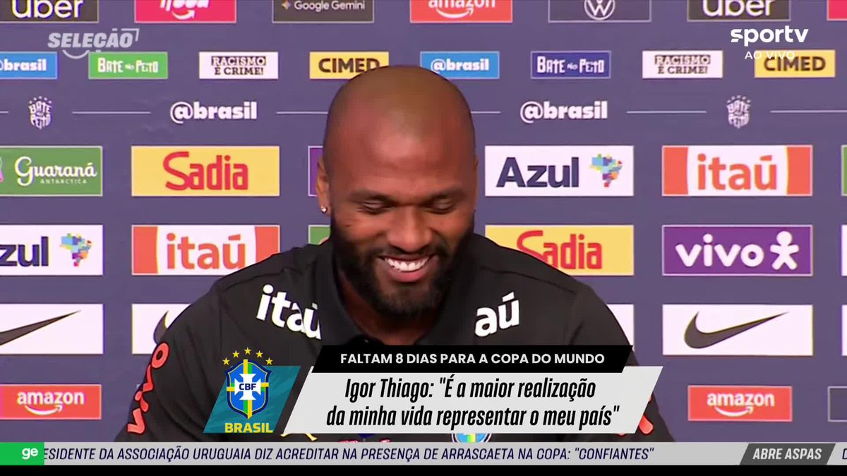 Rayan e Endrick foram assistir à entrevista coletiva de Igor Thiago e ouviram elogios do atacante. 🎥 sportv | ge