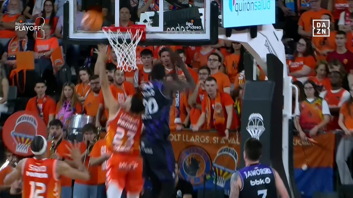 Hace que cada minuto cuente al máximo. Que hace un mes estaba jugando en Grecia y lleva en el equipo poco más de dos semanas. Este es su debut en un playoff. Un pelotero.