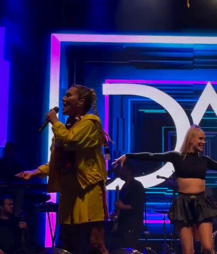 Demet Akalın ın 2010 yılında Evde kalmış koca delisi kız kuruları için okuduğu şarkı👌 Sahne performansı eleştirilmiş! Niye eleştirdiler anlamadım🤔 Kadın zaten 100 yıldır playback yapıyor 200 yıldır müziği para için yapıyor Bence adam olana çok bile bu😁