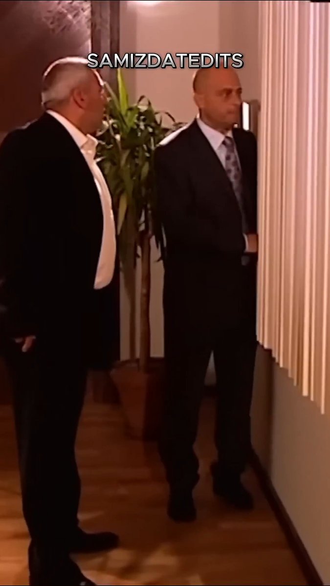 + Geliyorlar, ne yapacağız Abidin? - Kaçacağız abi.