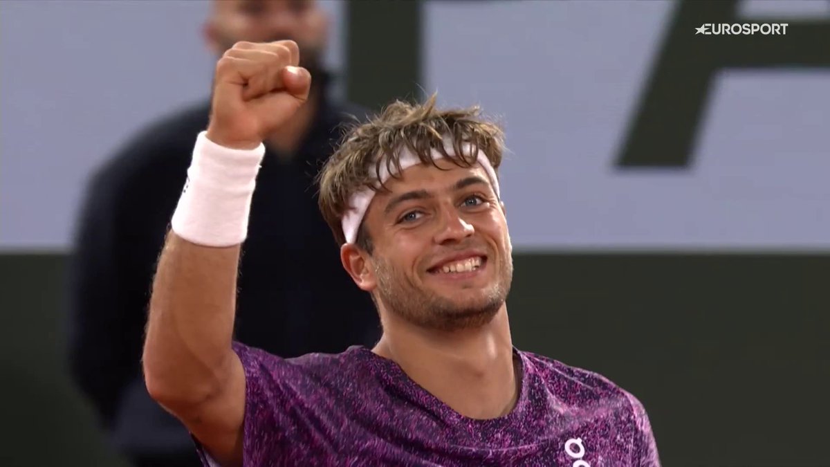 IMPERATORE FLAVIO: È SEMIFINALEEEE! 🇮🇹 Cobolli centra l’impresa: batte Auger-Aliassime in rimonta e conquista la prima semi Sla! Regala all’Italia un derby storico per l’accesso alla finale 🧡 #Tennis #RolandGarros #Cobolli