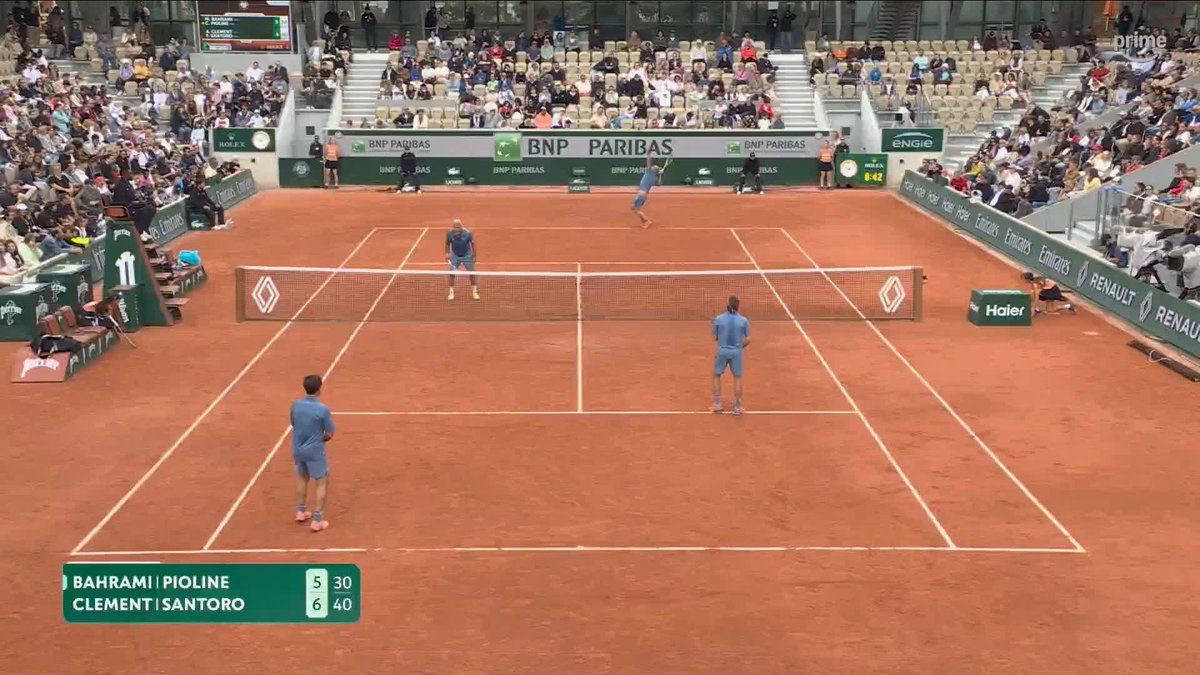 🇫🇷 Notre consultant Arnaud Clement n'a rien perdu de sa magie, raquette en main 😍 Tout comme Fabrice Santoro 👀 #RolandGarros