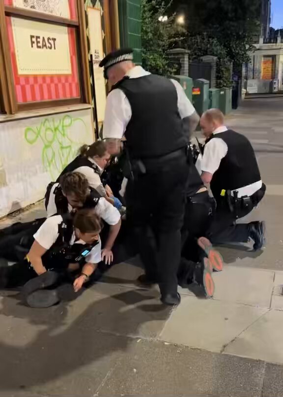 A suspect in a stabbing is taken down by police as he violently resists and spits at the officers. Meanwhile, this black girl gives the obvious race card commentary. This is police actually doing their job. Not handcuffing a dying teenager.