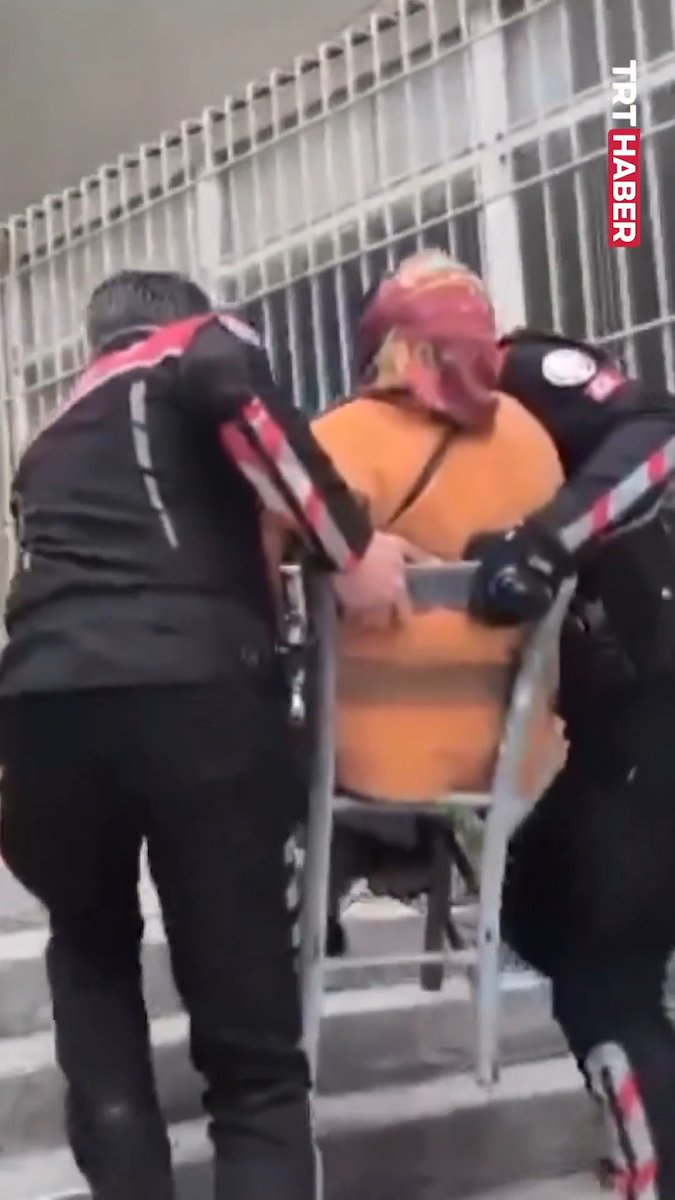 Samsun’da merdiveni çıkmakta zorlanan teyzeyi, polis ekipleri taşıdı.