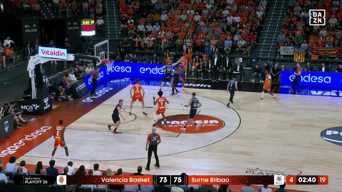 ยกES UN CANASTรN BESTIAL! ๐ฅ Es un 2+1 tremendo de Brancou Badio para poner por delante a Valencia Basket Club a dos minutos y medio del final ๐คฏ #LigaEndesaxDAZN ๐