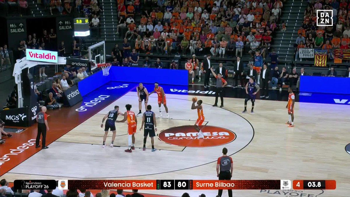 De ir 13 puntos abajo a 6 minutos del final... A terminar ganando 🔥 Valencia Basket Club es uno de los favoritos por cosas como esta 🍿 #LigaEndesaxDAZN 🏀