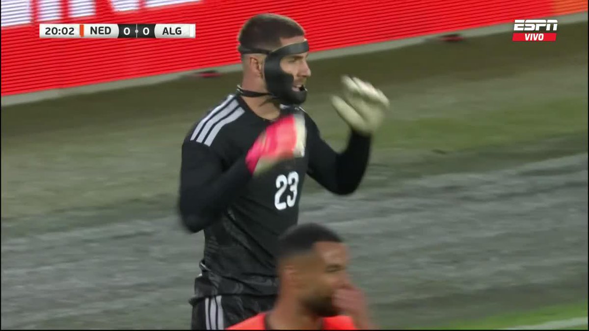 ¡ATENCIÓN ARGENTINA PARA EL MUNDIAL! INFERNAL tapada de Luca Zidane, arquero de Argelia, para evitar el 1-0 de Países Bajos. 📺 #DisneyPlus Plan Premium