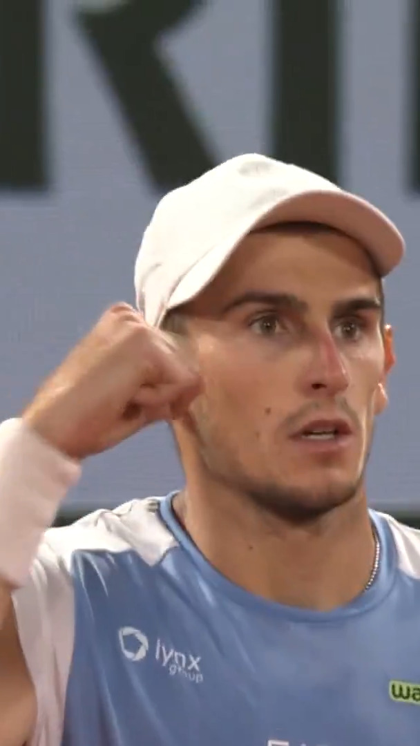 Matteo Arnaldi strikes first ๐ฅ He claims the opening set against Berrettini and puts himself in control of the all-Italian battle ๐ฎ๐น๐พ #RolandGarros