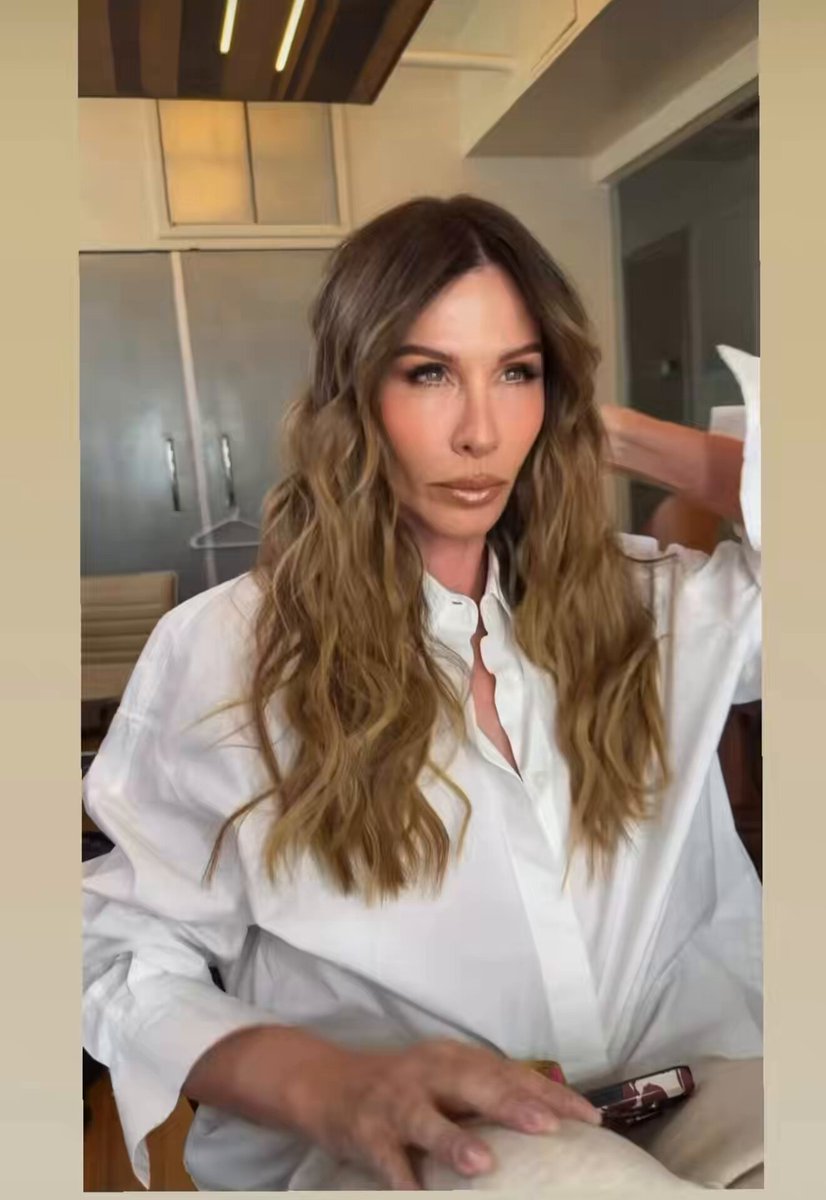 Carole getting ready to film confessionals #RHONY 🍎