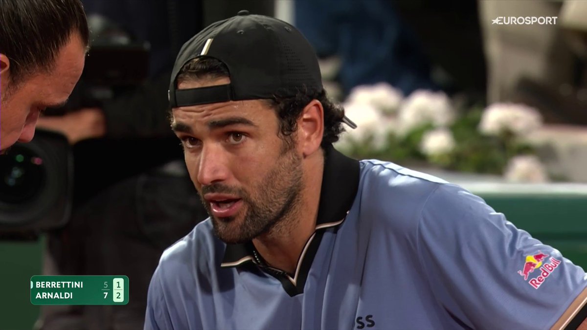 Medical timeout per Berrettini 🧑‍⚕️ Problemi alla parte alta della coscia per Matteo, che rientra negli spogliatoi per farsi trattare. Speriamo nulla di grave 🤞 #RolandGarros