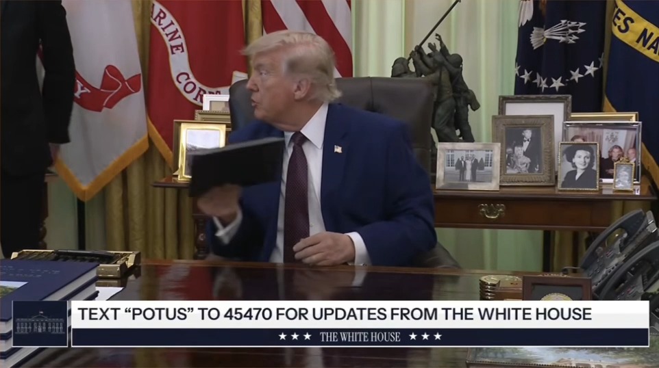 Trump drops some pens on the floor and makes Peter Navarro pick them up