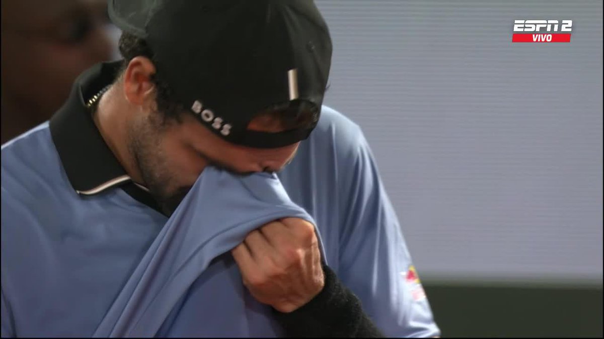 Berrettini, con lo último que le queda... 💔 📺 Mirá #RolandGarros en el Plan Premium de #DisneyPlus.