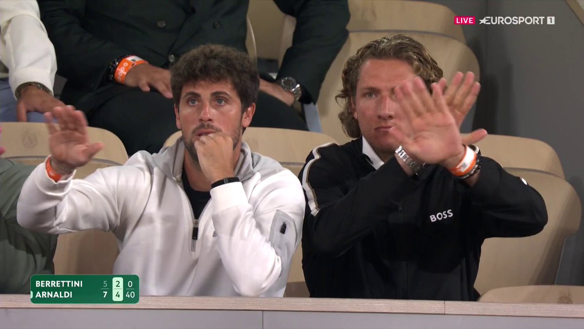 💔 No se puede creeer lo de Berrettini... durísima imagen 😥 Su 'box' le dice que pare, pero él quiere seguir hasta el final #RolandGarros