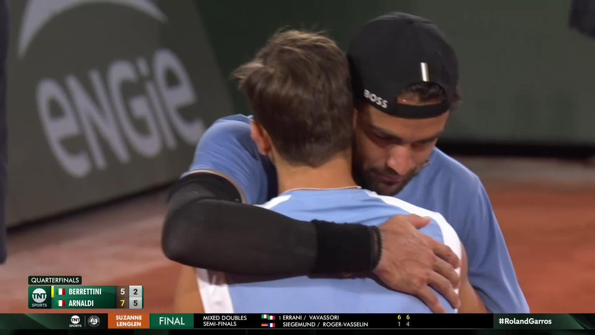 A sad end to the Roland-Garros quarter final match as Matteo Berrettini retires when losing 57 25 to compatriot Matteo Arnaldi. Arnaldi is a great guy and a great player and he was dominating the match he moves into the semis to play Flávio Cobolli. 👏🇮🇹