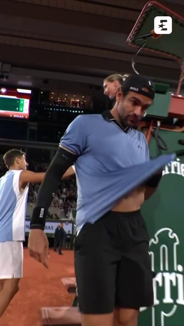 💔 Davvero l’epilogo peggiore in una giornata così: Matteo Berrettini si ritira dopo nemmeno due set di gioco. In semifinale ci va Matteo Arnaldi che sfiderà Flavio Cobolli in un altro derby. A Matteo l’augurio di tornare presto in campo. #Berrettini #RolandGarros