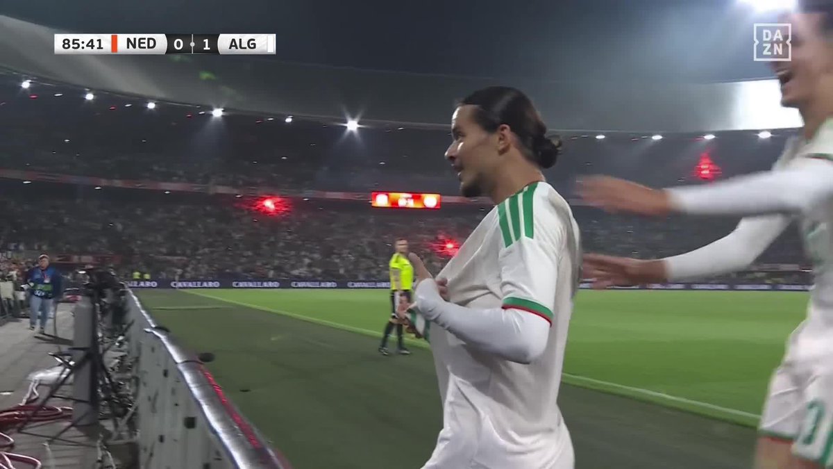 オレンジの壁を一振りで破壊 カットインからの美弾炸裂💥 🇩🇿ハジムサが決勝ゴラッソ！ フェイエノールト所属の24歳が “本拠地”で嬉しいA代表初ゴール㊗️ 🌍国際親善試合 🆚オランダ×アルジェリア 📱#DAZN ライブ配信中 #FIFAワールドカップ #本気で楽しむならDAZN