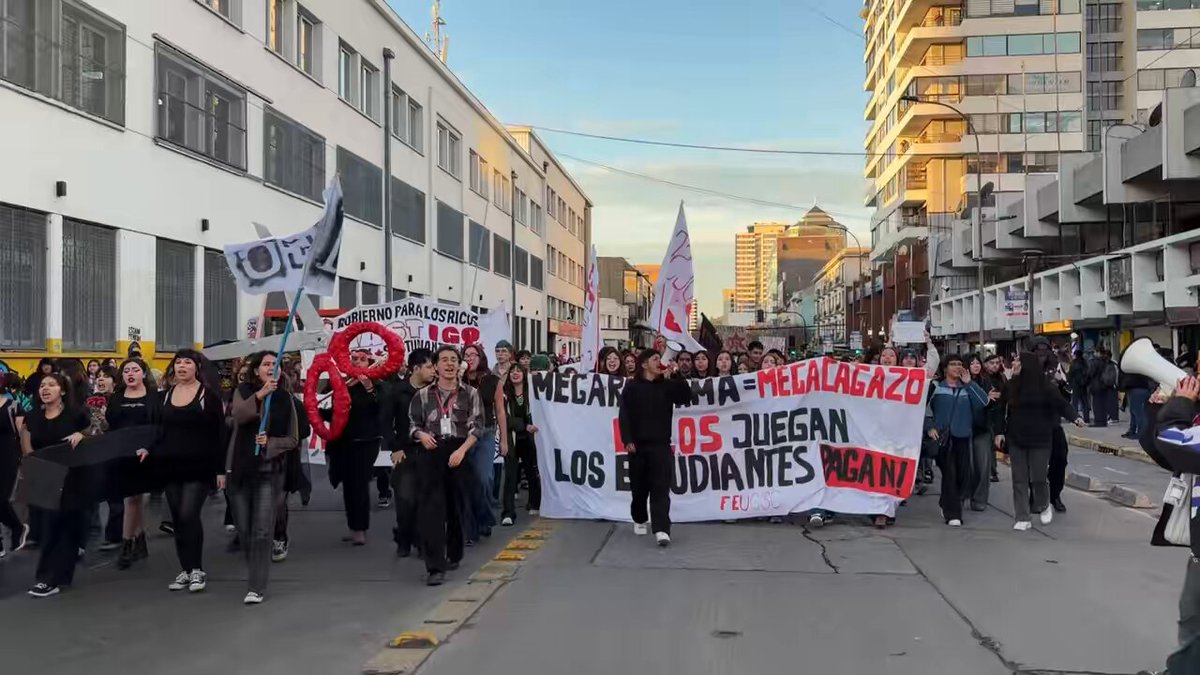 🚨En desarrollo la marcha de los estudiantes en pleno centro de #Concepción Es la primera tras el anuncio de recortes. Fue autorizada por la delegación presidencial “Gobierno para los ricos, Kastigo para los estudiantes”, reza uno de los lienzos Radio ADN