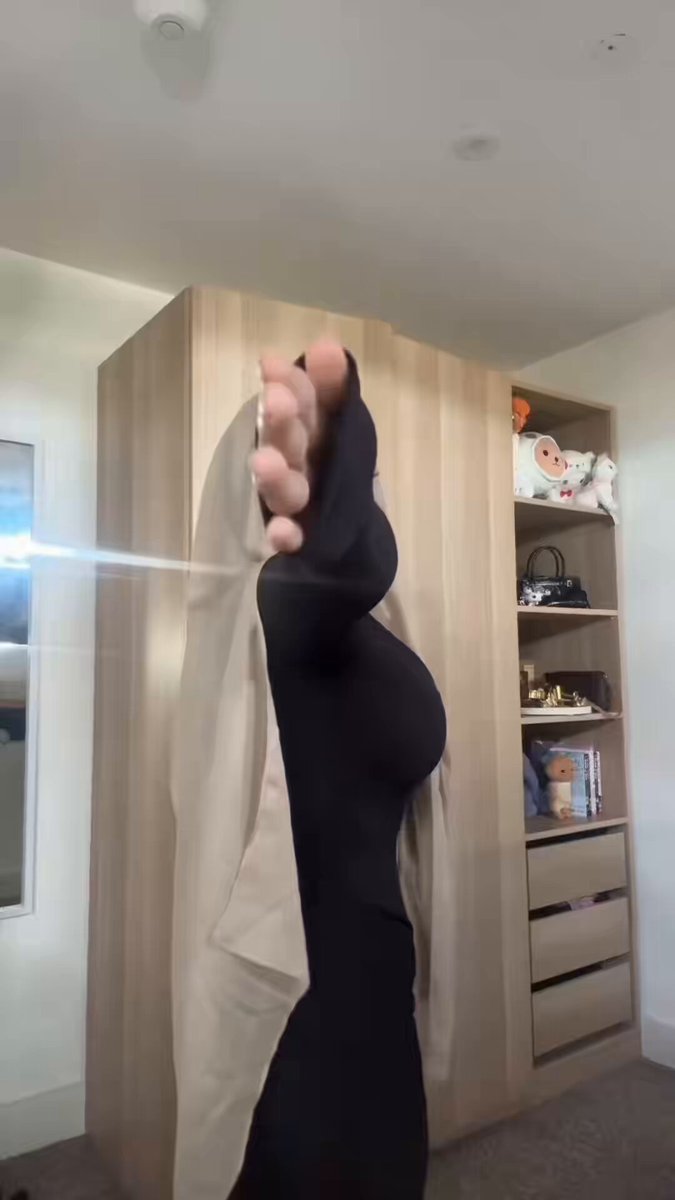 hijabi shoes off her body goals #hoejabi #hijabi
