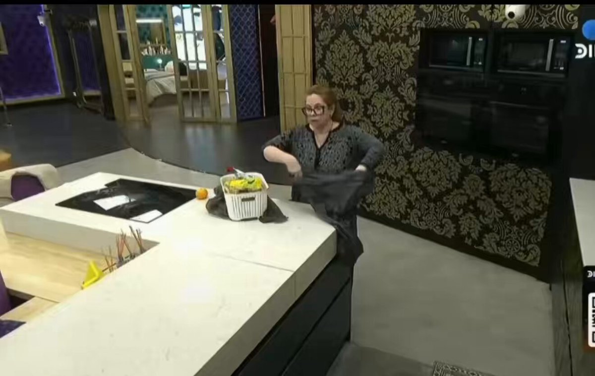 Mira lo q se encanuta esta HDP y dsps rompe los huevos por DOS GALLETITAS!!!