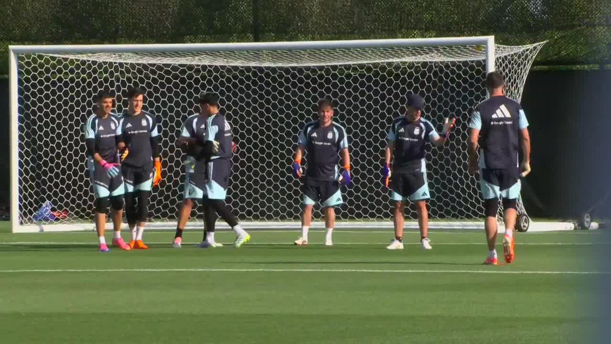 EL DIBU DIFERENCIADO: Emiliano Martínez salió a la práctica de la Selección Argentina sin guantes.